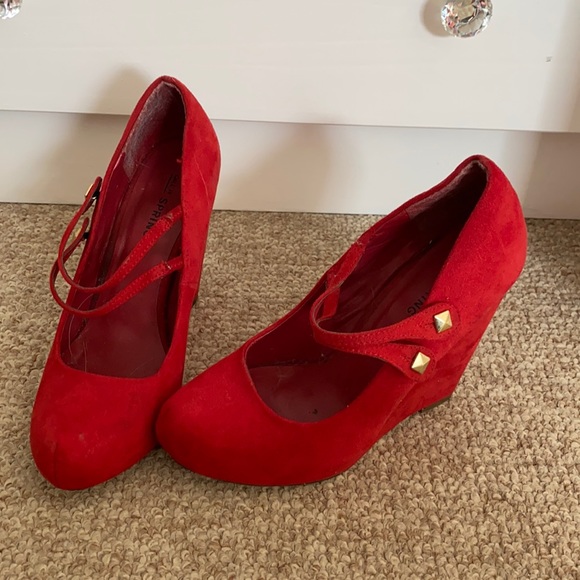 Call it spring Red suede wedges! - Picture 1 of 5